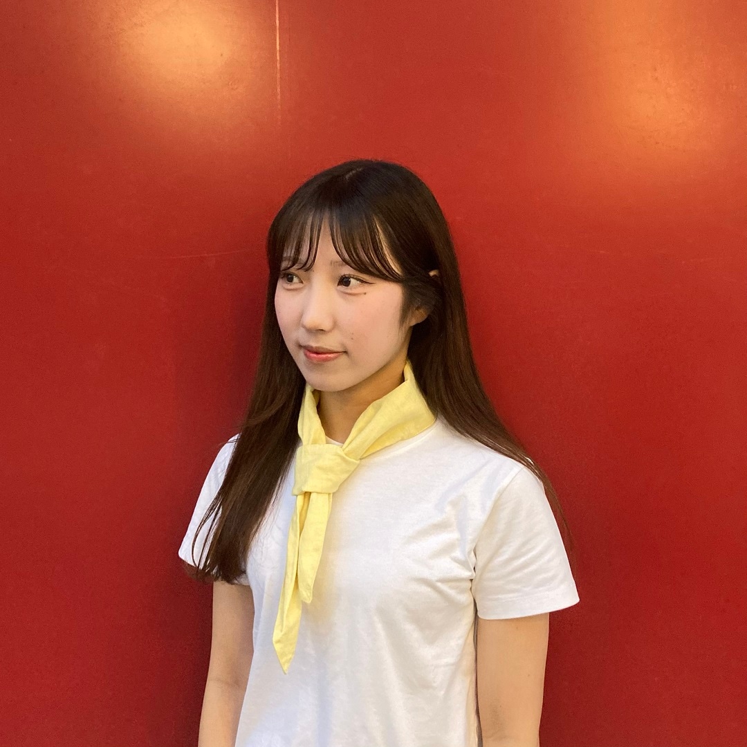 スカーフを首に巻いている女性スタッフ　横向き