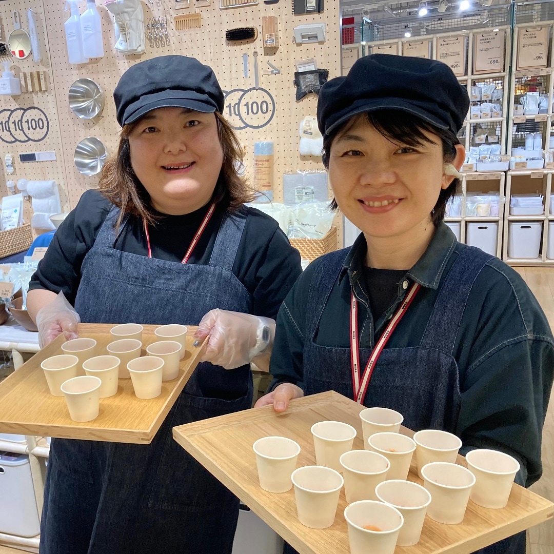 二人の女性スタッフが試食販売をしている様子