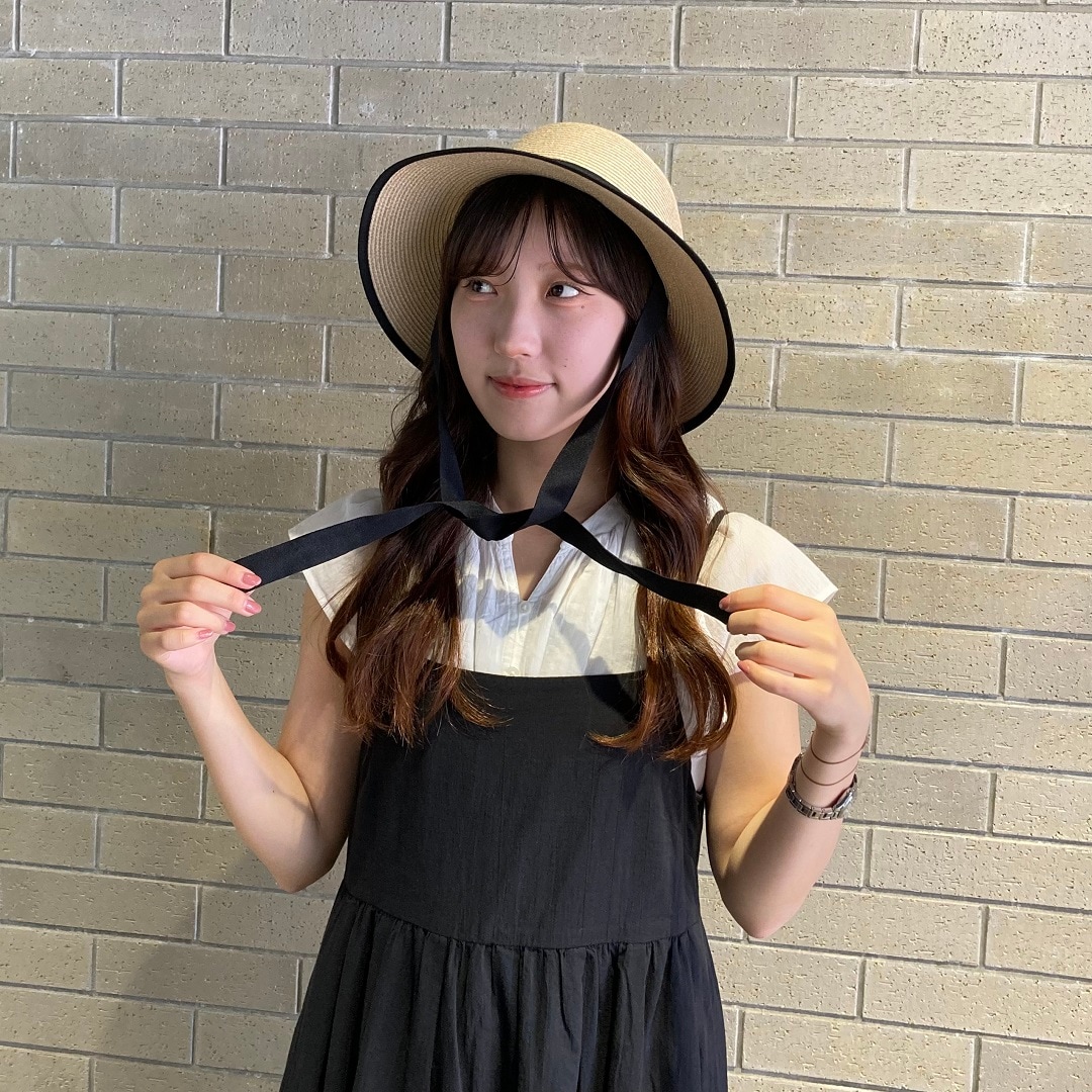 キャペリンをかぶっている女性スタッフ