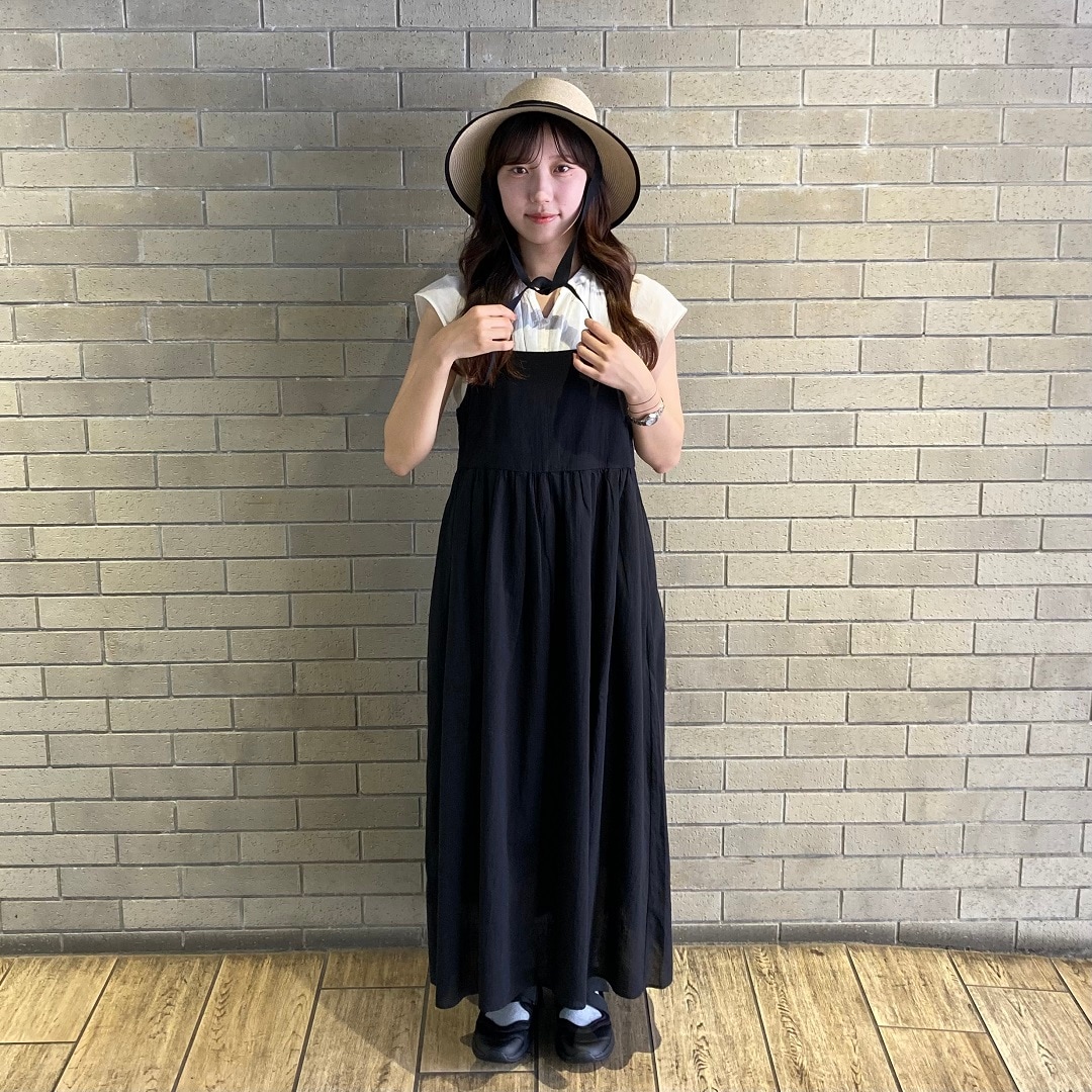 キャペリンとワンピースを着ている女性スタッフ