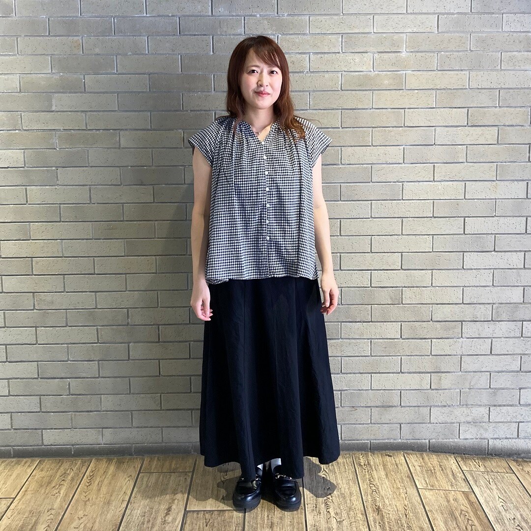 ブラウスを着女性スタッフ