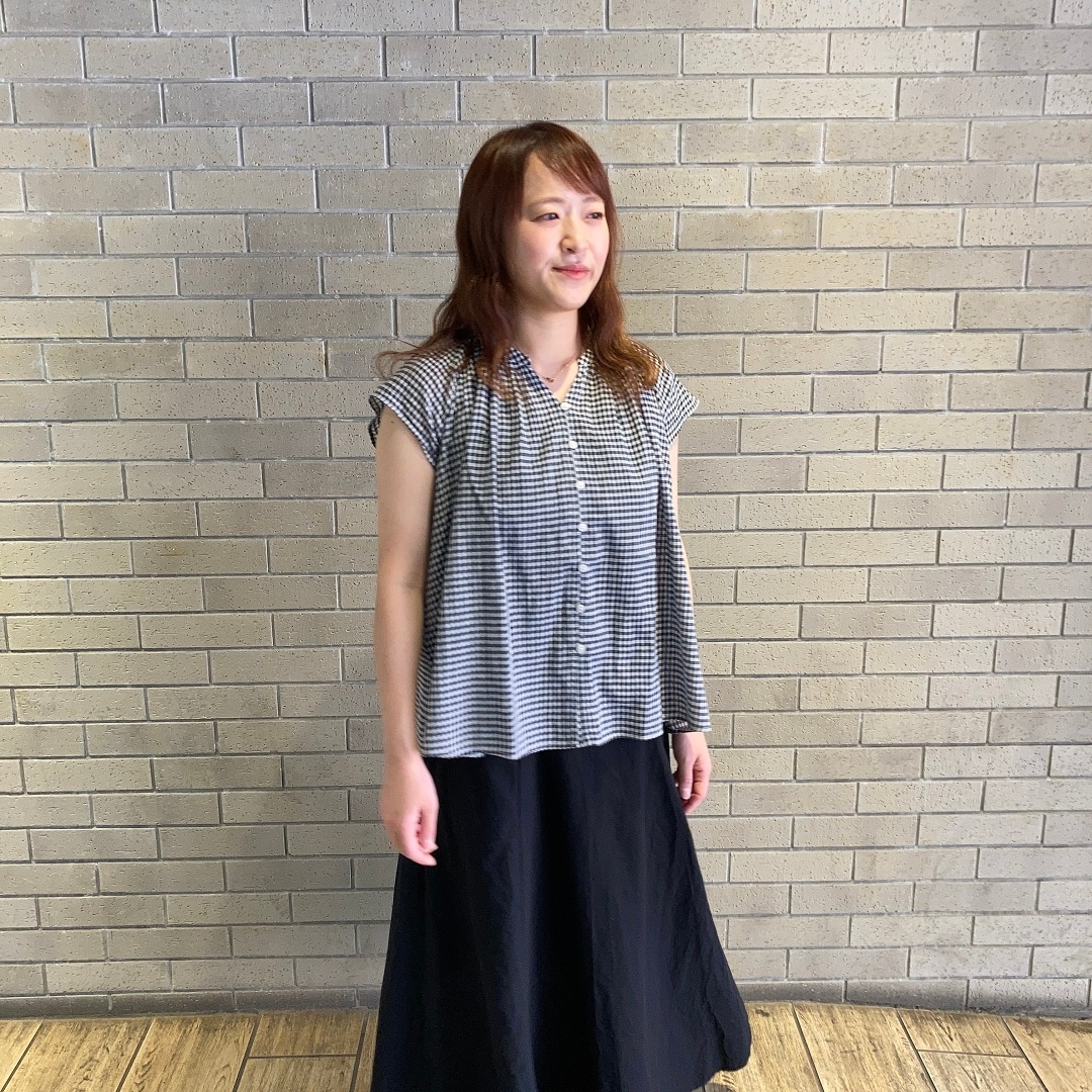 ブラウスを着た女性スタッフ