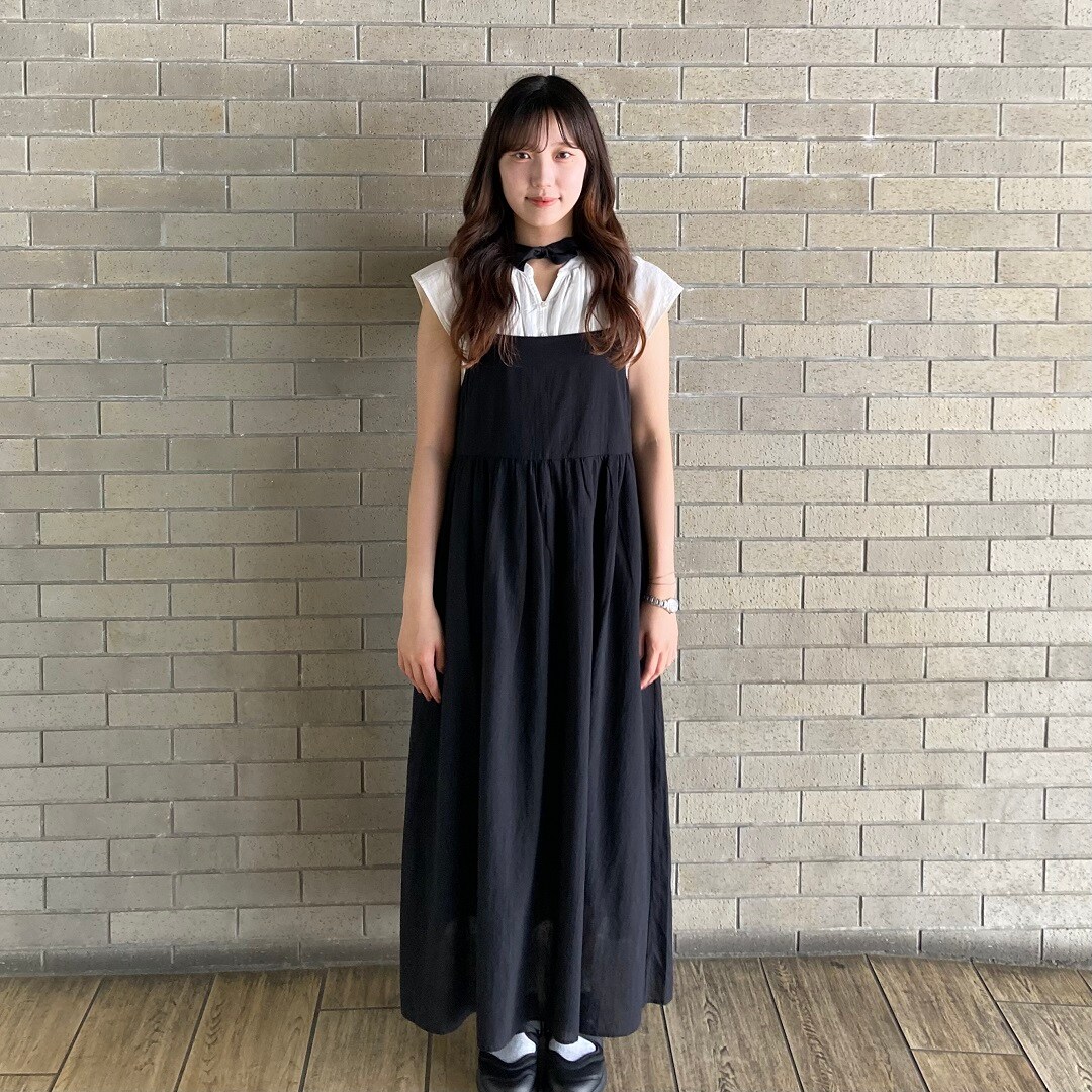 ワンピースを着ている女性スタッフ