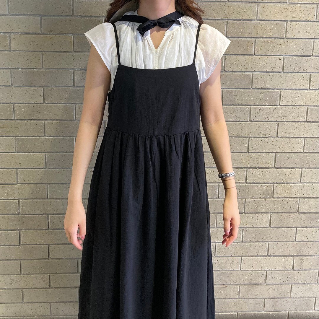 ワンピースを着ている女性スタッフ