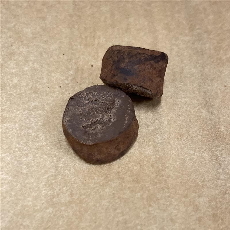 パッケージから出した一粒のカカオトリュフ