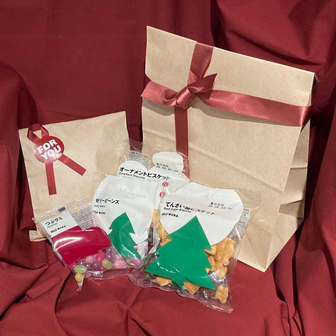 クリスマスバージョンのつぶグミ、ゼリービーンズ、オーナメントビスケット、てんさい糖ビスケット