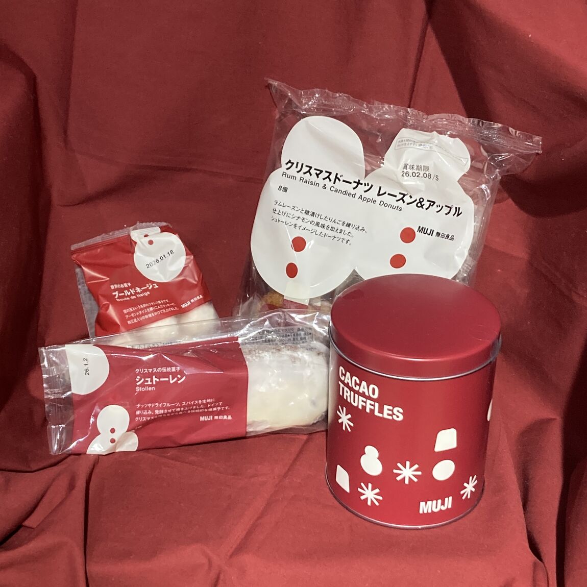 クリスマス限定の、クリスマスドーナツレーズン＆アップル、カカオトリュフの缶、シュトーレン、クリスマスバージョンのブールドネージュ