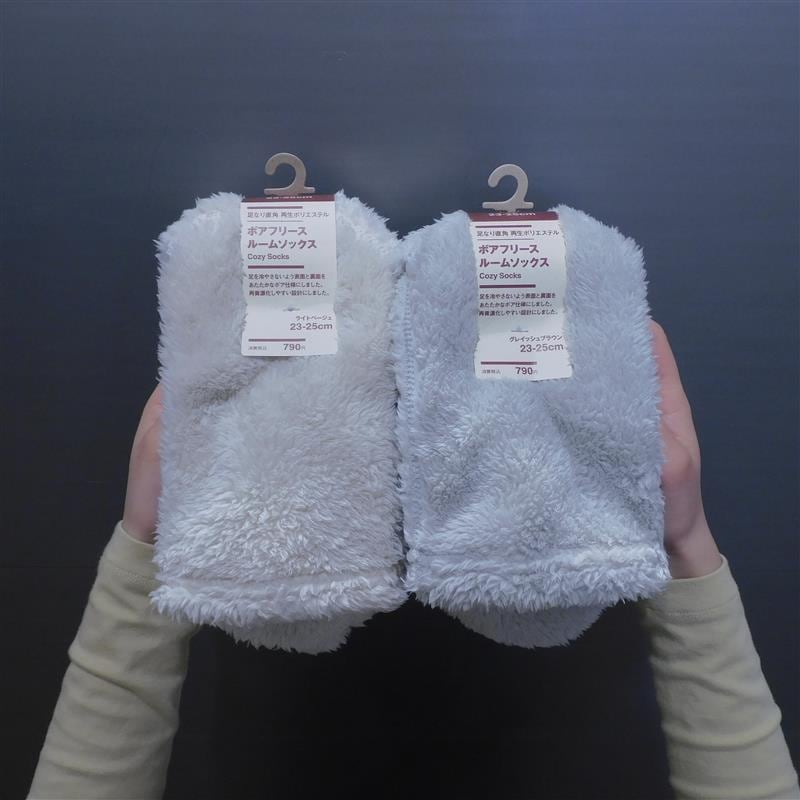 ライトベージュとグレイッシュブラウンのソックス