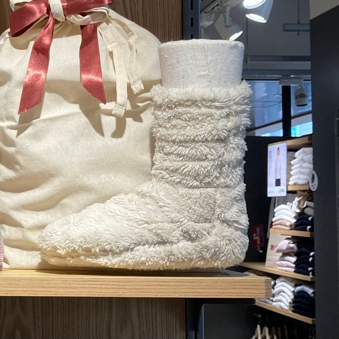 直角になっているかかとの縫い目が見えるように、マネキンに履かせている写真