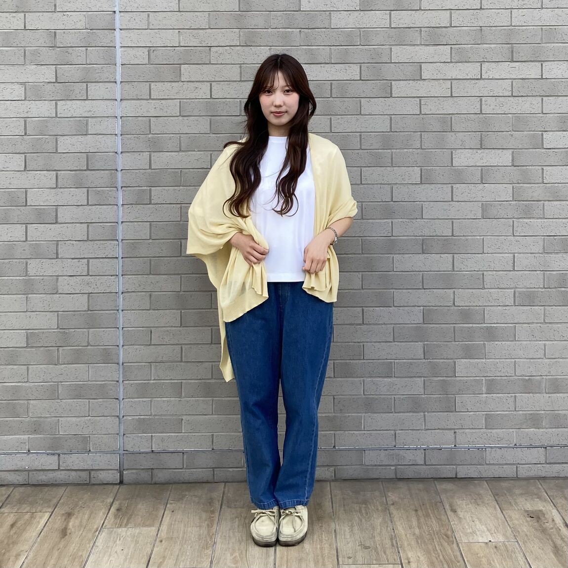 白のＴシャツと黄色のボレロのコーデ