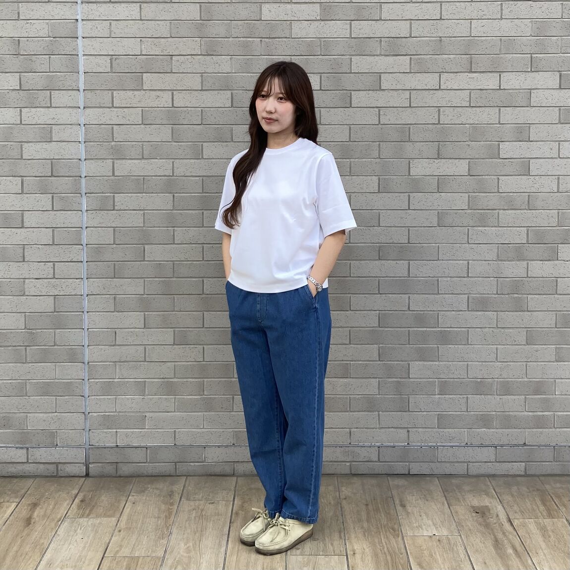 白のＴシャツとデニムのコーデ