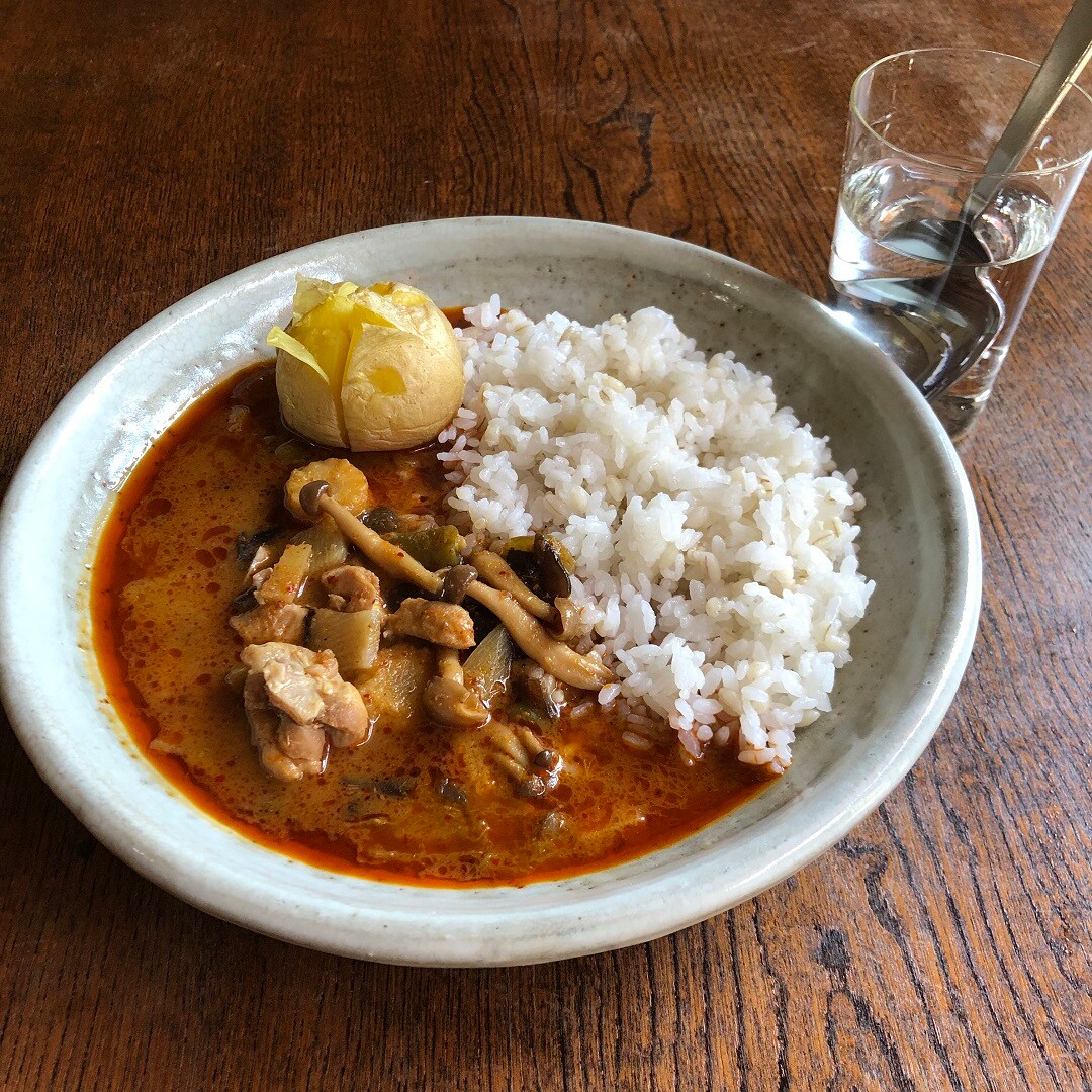 お皿に盛りつけたカレー