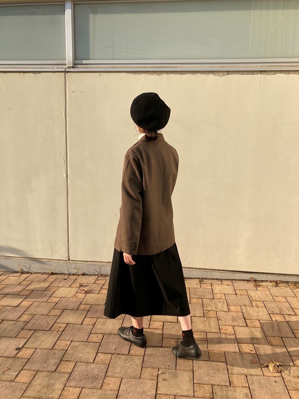 女性の後ろ姿