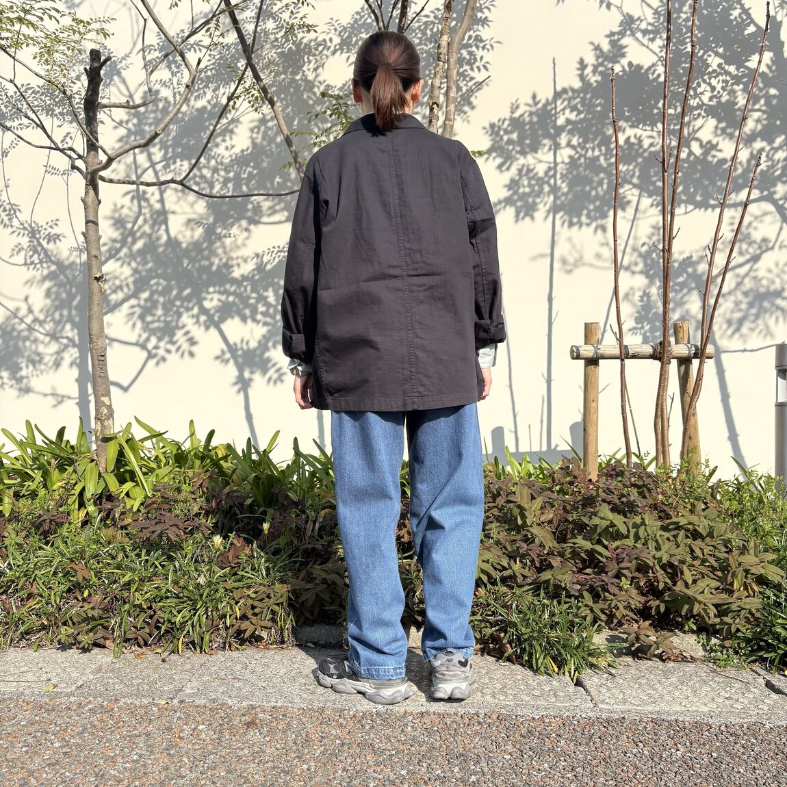 後ろを向いた女性
