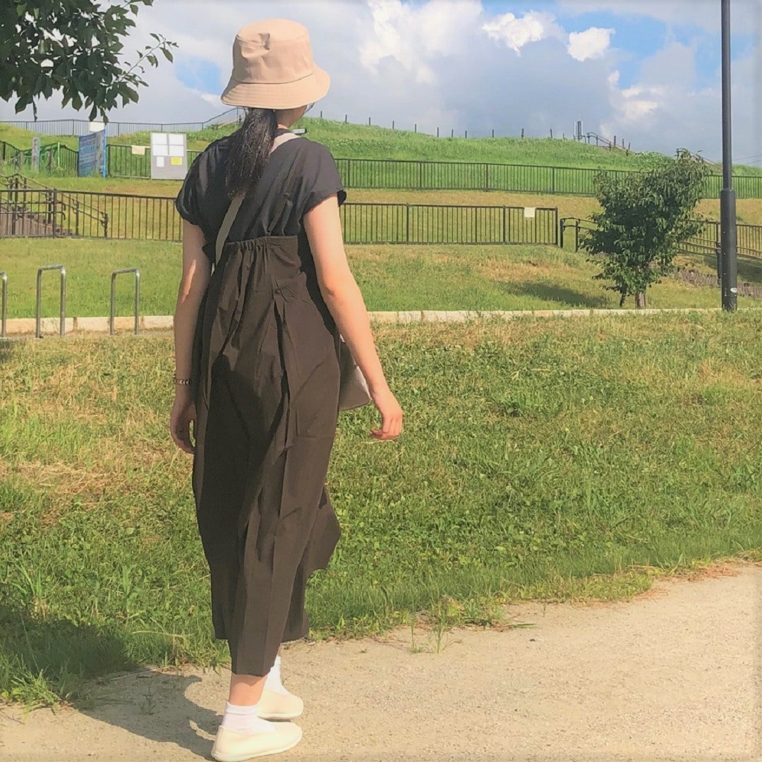 晩夏のおでかけコーディネート_後ろ姿