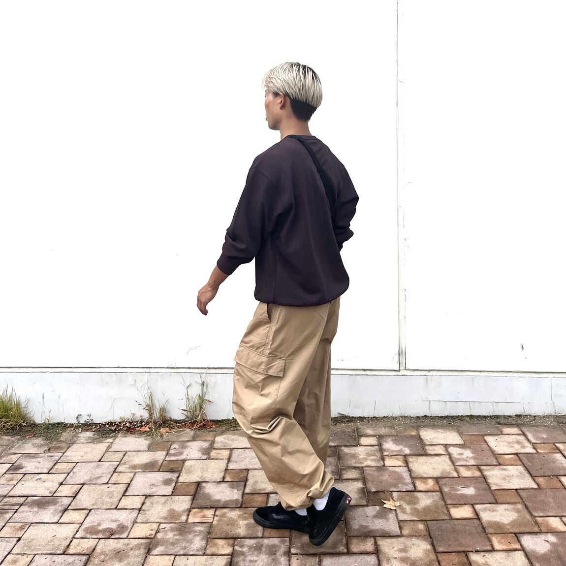 ショルダーバッグを持った男性