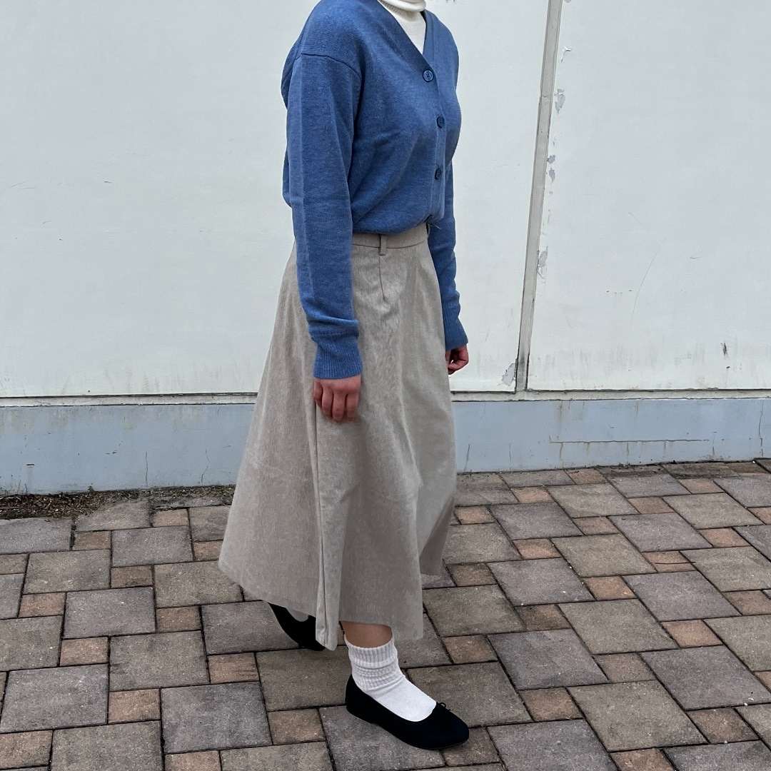 カーディガンを着ている女性
