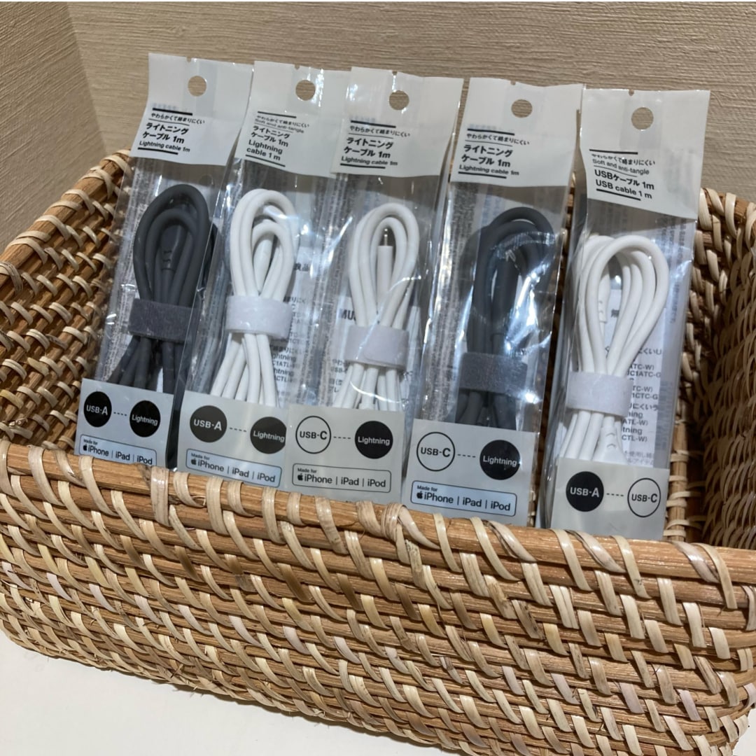 充電時に使用するUSBケーブル