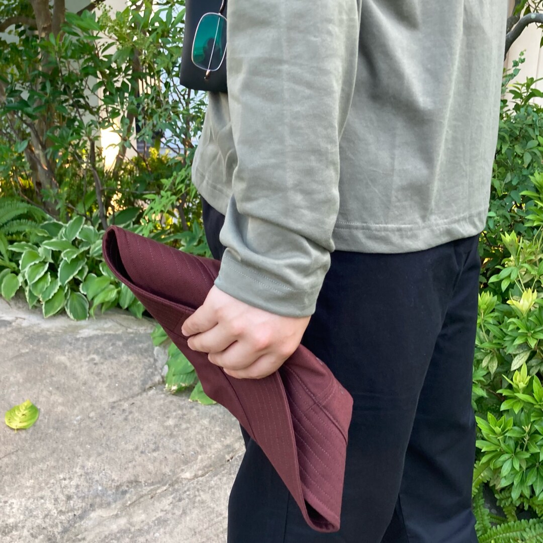 帽子を手で持った様子