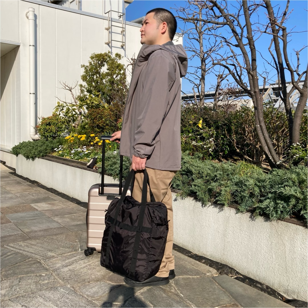 ジャケットを羽織った様子