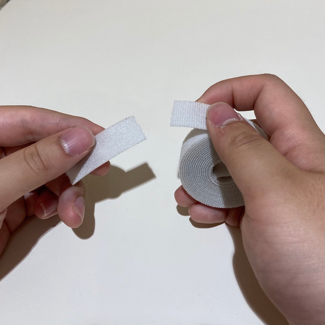 結束テープを手で切る様子