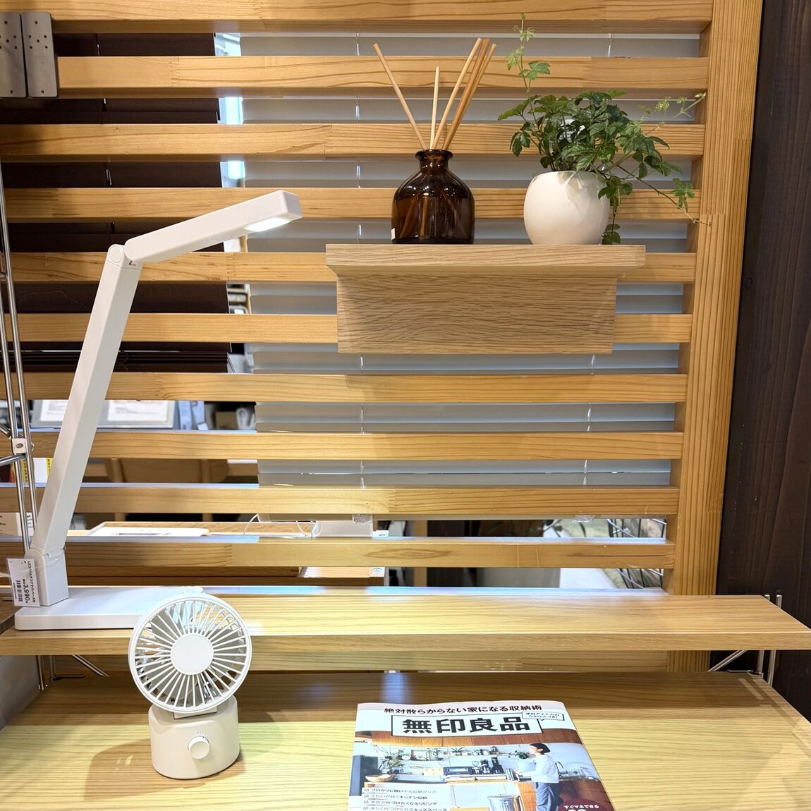 首振り機能付き　コードレスデスクファン