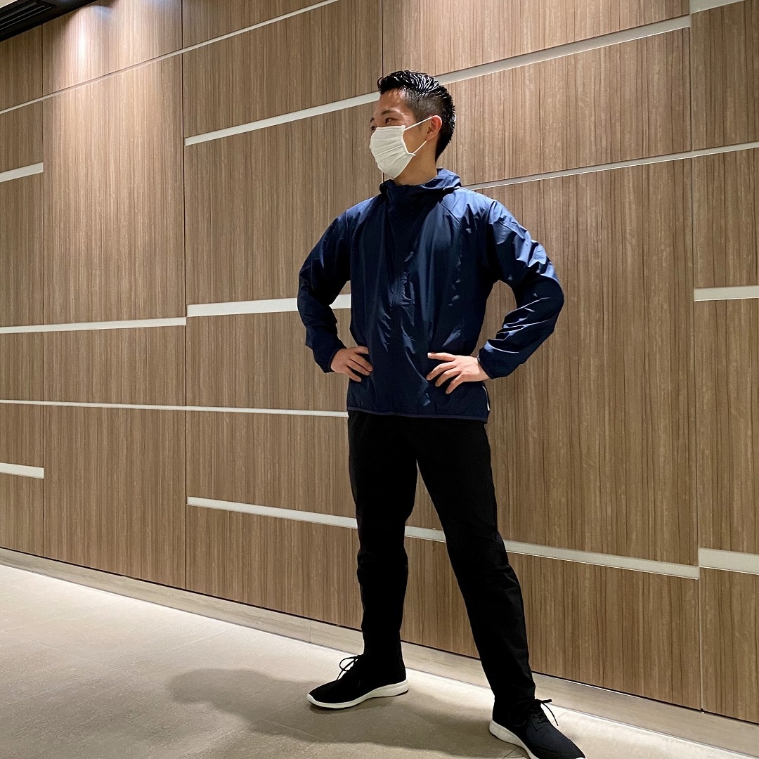 MUJI WALKERを着て立つ男性スタッフ