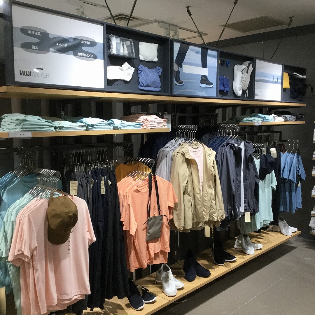 MUJI　WALKERの売場の写真