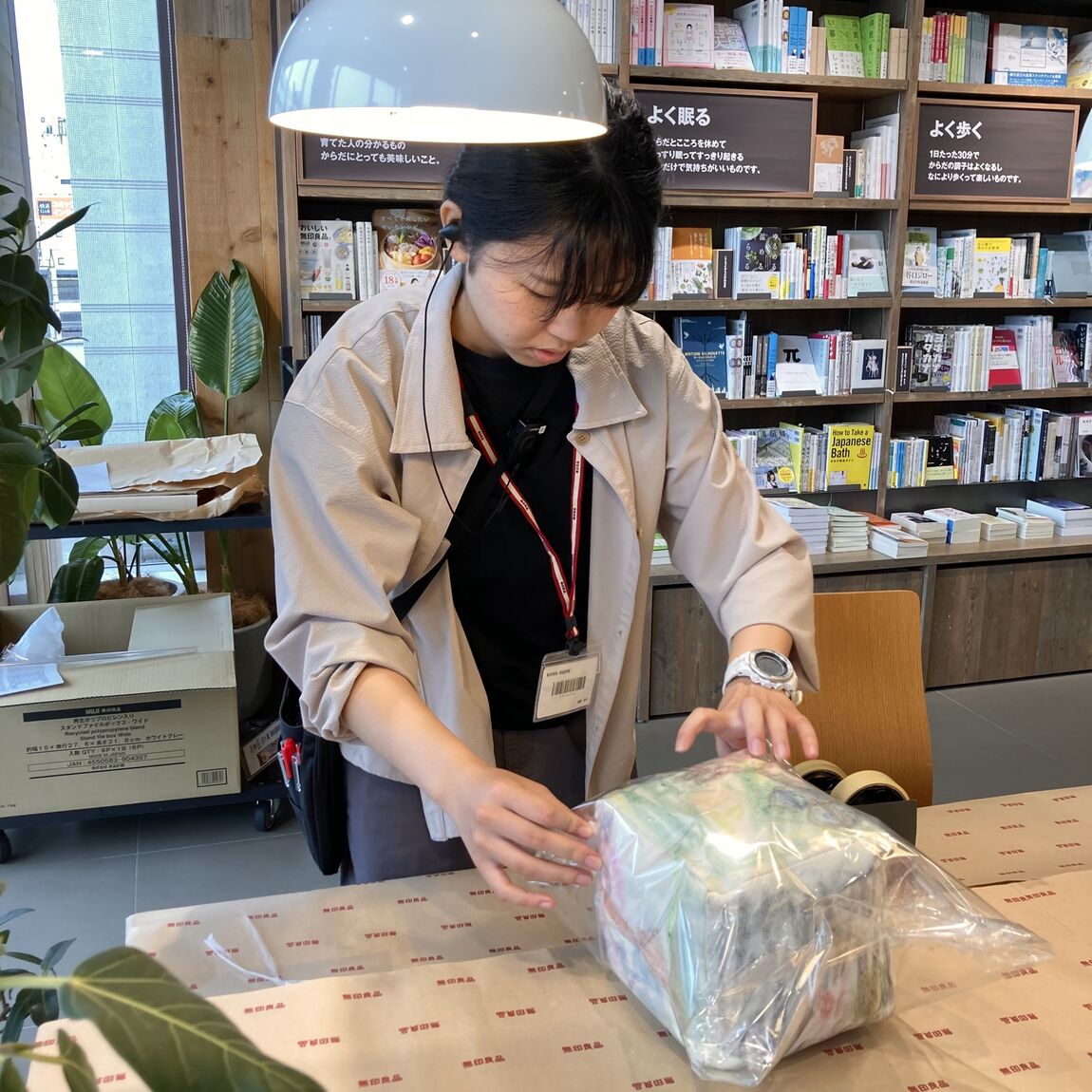 女性がクッションを袋に入れている写真