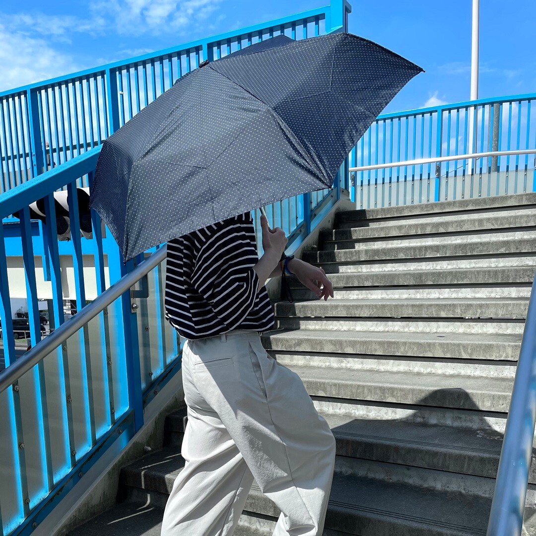 傘をさしている人の写真
