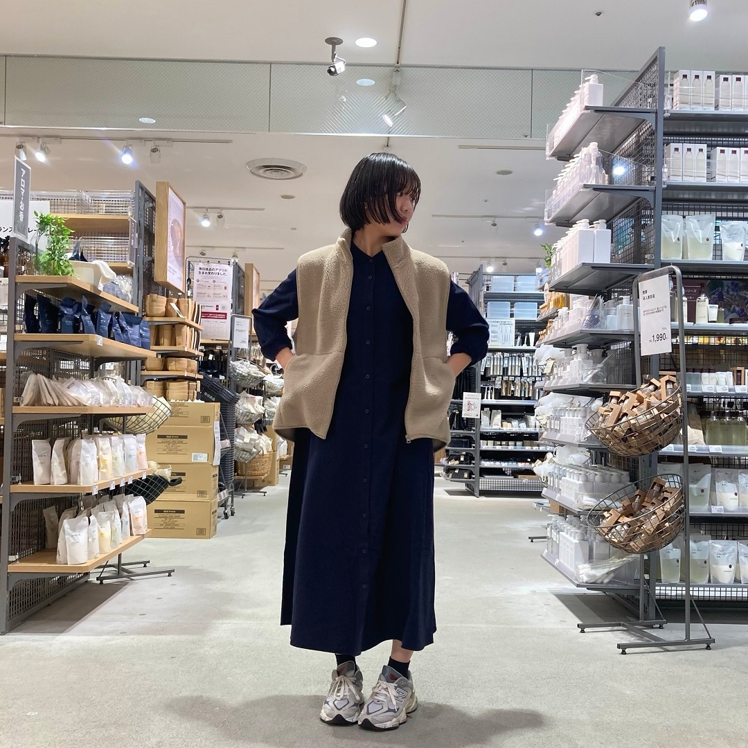 【イオンスタイル河辺】フランネルワンピースとボアベストを着たスタッフの正面の写真