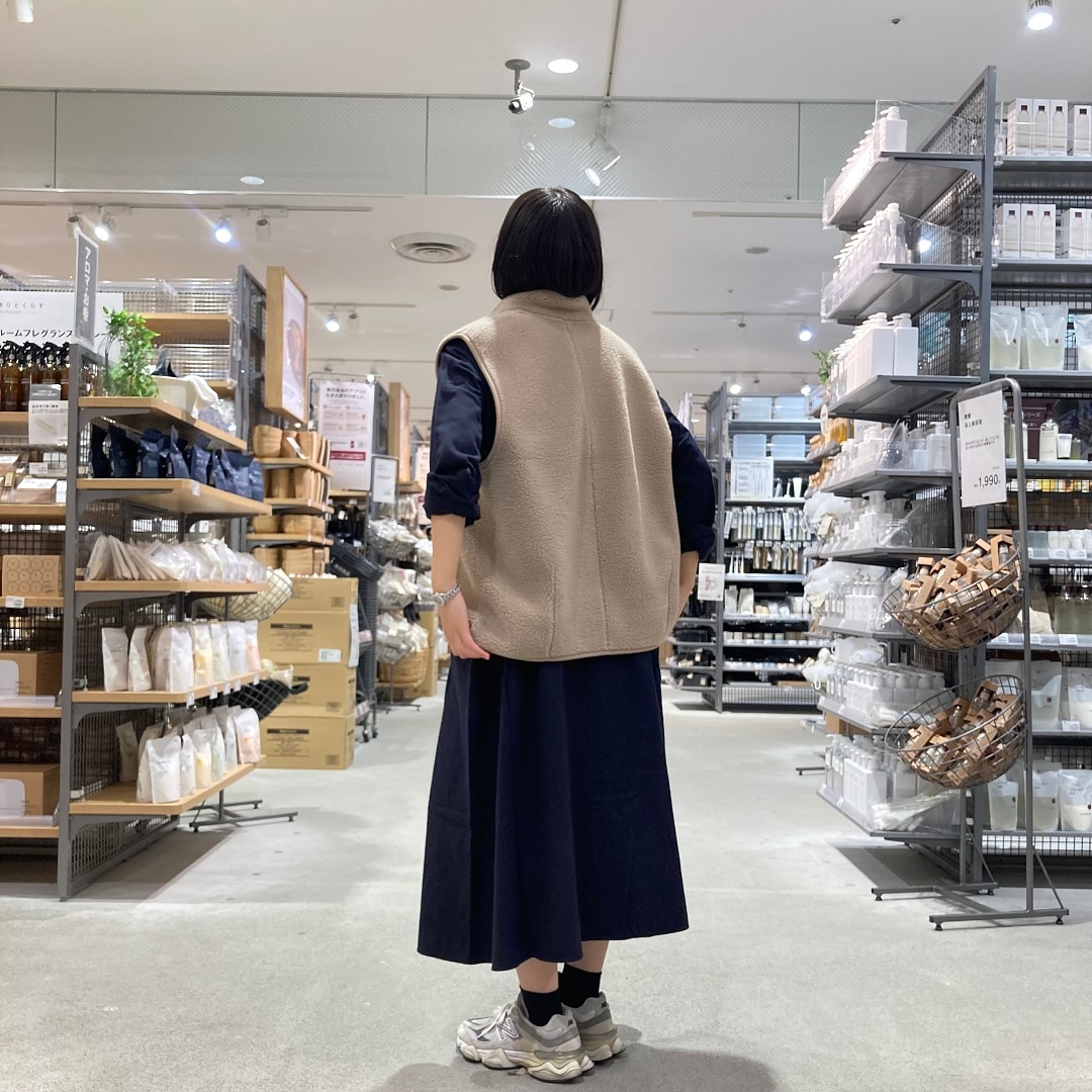 【イオンスタイル河辺】フランネルワンピースとボアベストを着たスタッフの後ろ向きの写真