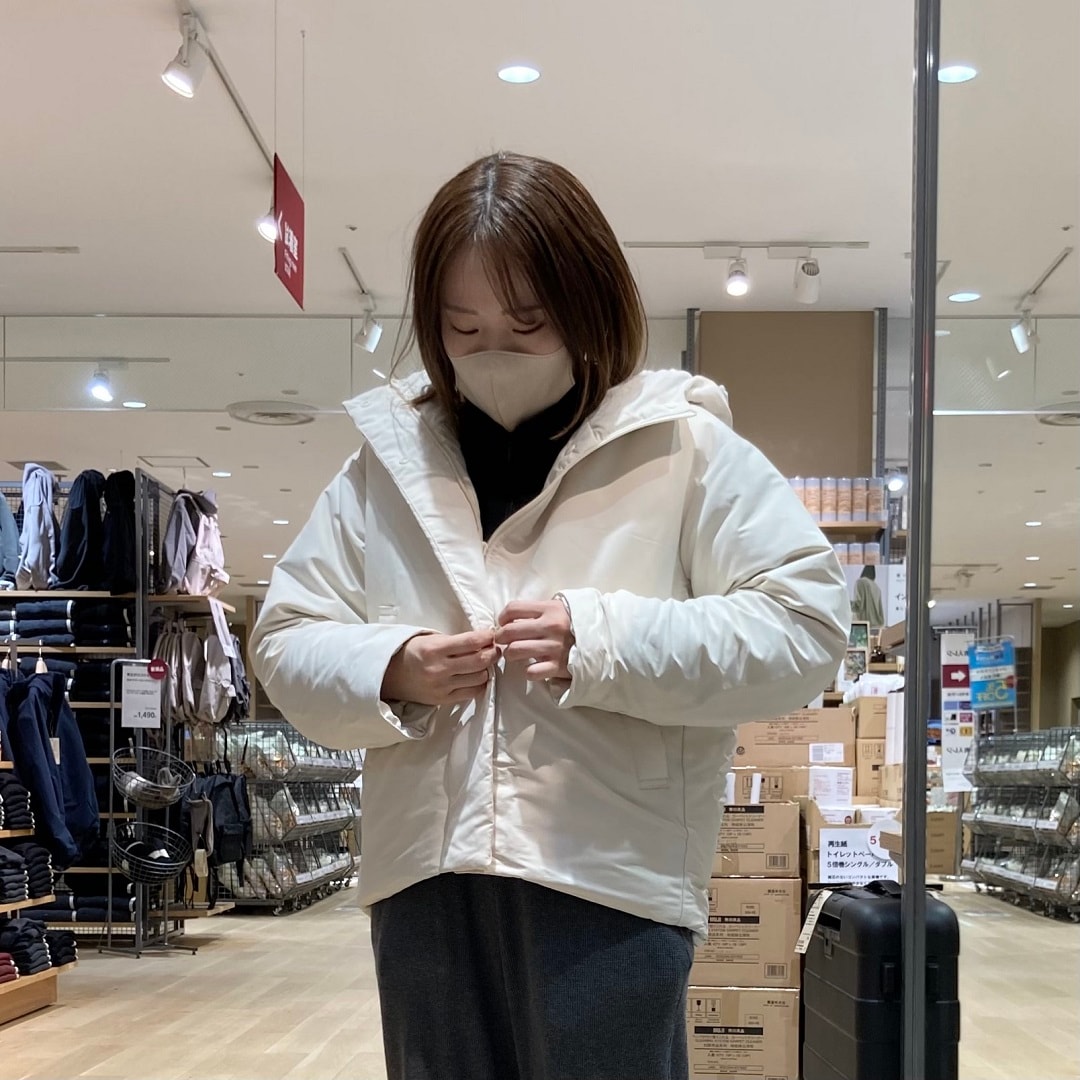 【イオンスタイル河辺】アイボリーの撥水ジャケットを着たスタッフの画像