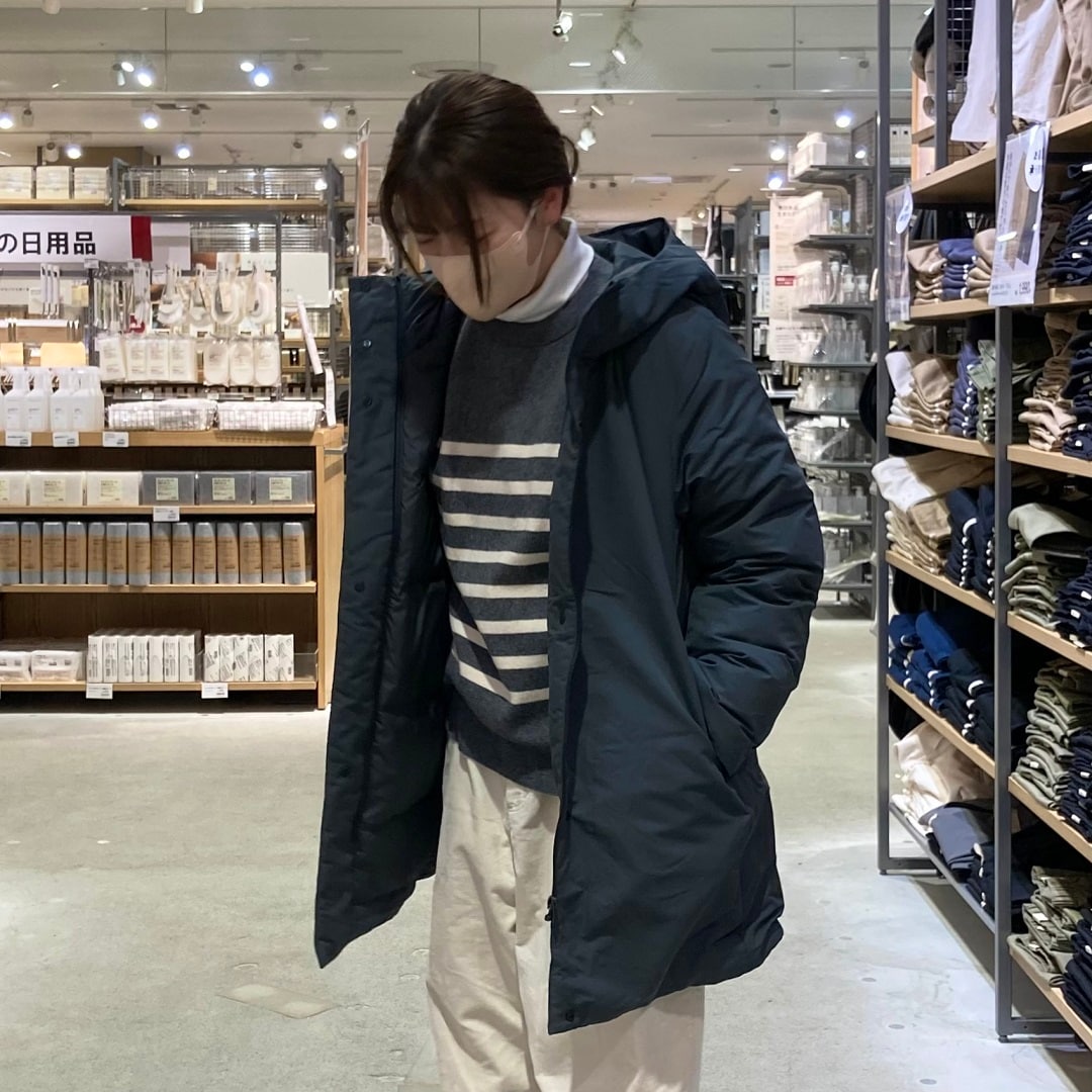 【イオンスタイル河辺】ミディアムグレーの撥水ミドルコートを着たスタッフの画像