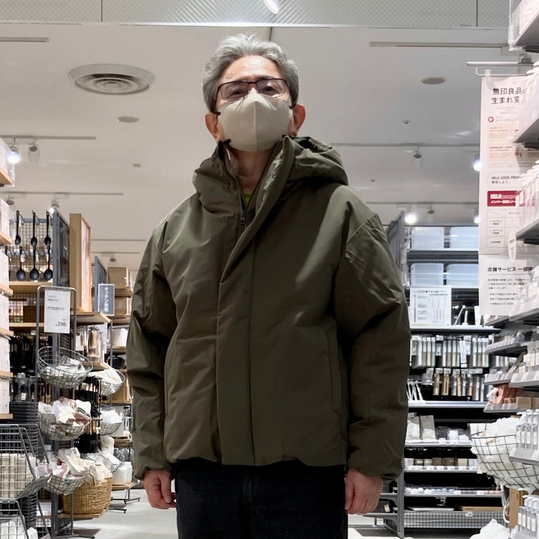 【イオンスタイル河辺】紳士ダークモカブラウンの撥水ジャケットを着たスタッフの画像