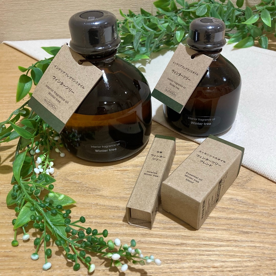 【イオンスタイル河辺】ウィンターツリーのフレグランスオイル、お香、エッセンシャルオイルを並べた写真