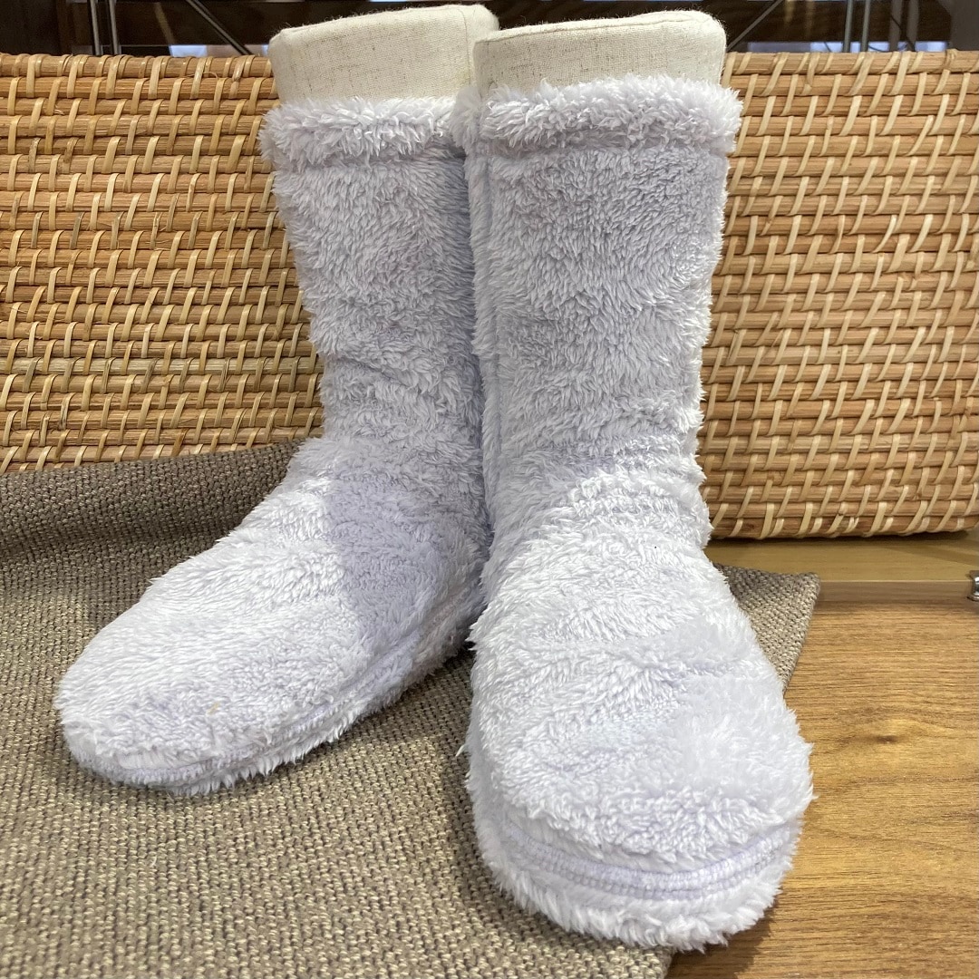 【イオンスタイル河辺】ボアフリースルームソックスのラベンダーを履いたトルソーの写真