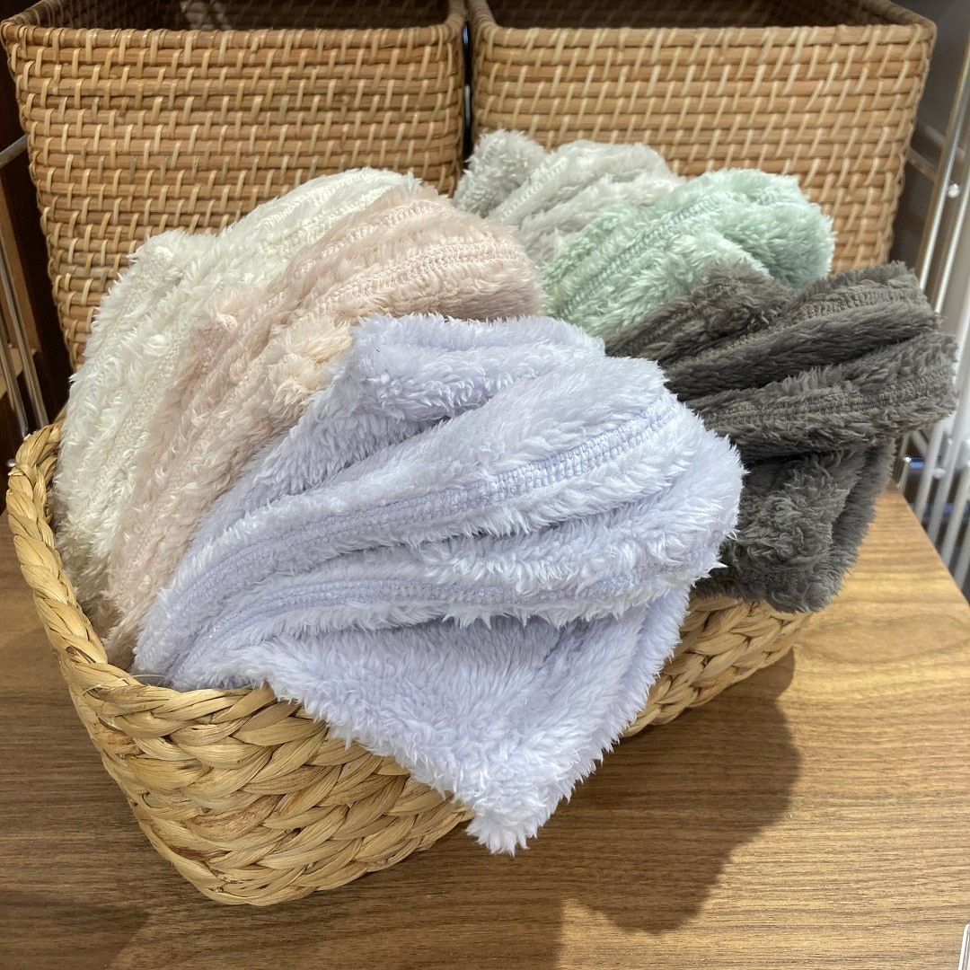 【イオンスタイル河辺】ボアフリースルームソックスが全色カゴに入った写真