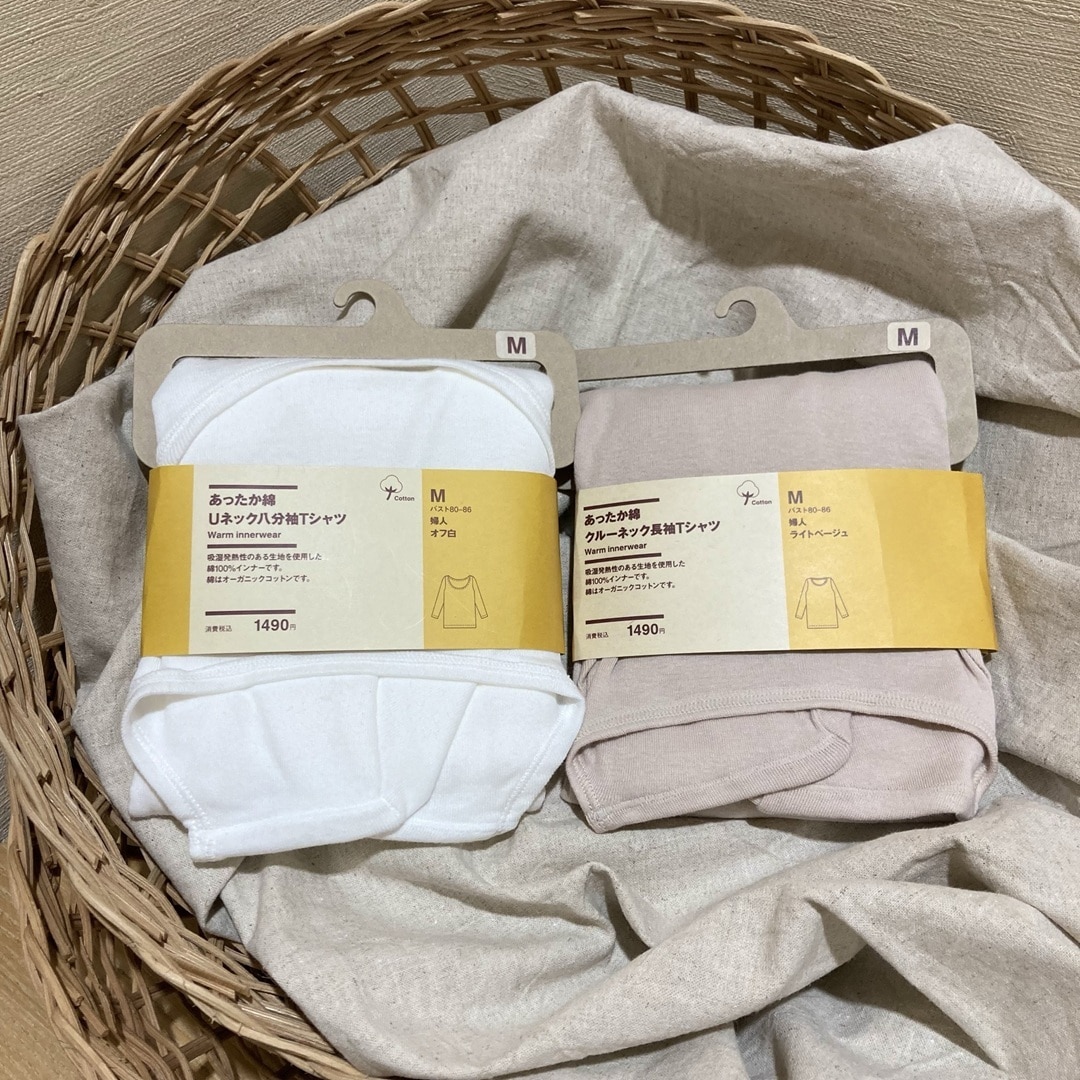 【イオンスタイル河辺】カゴに入ったあったか綿インナーUネックとクルーネックの写真