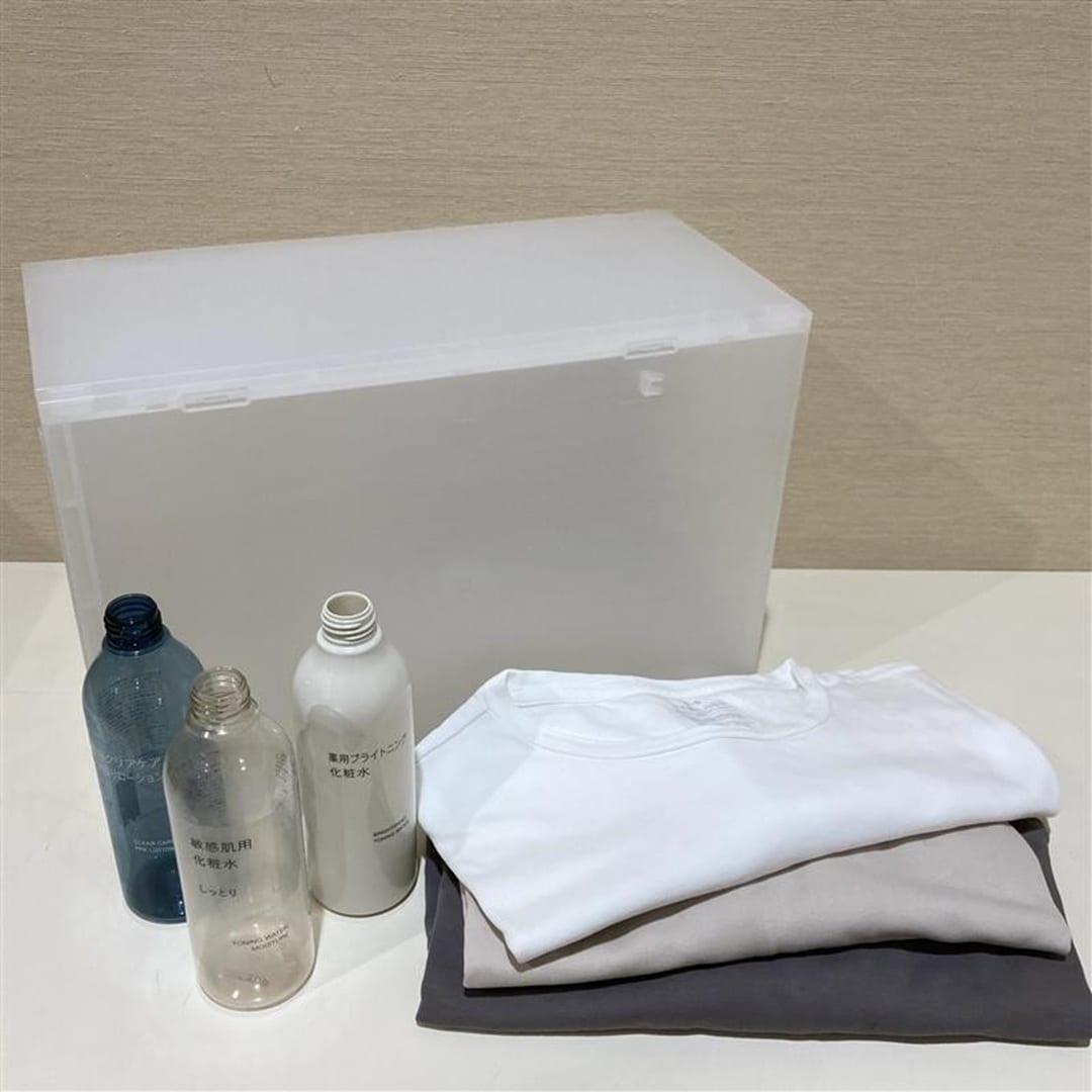 【イオンスタイル河辺】ReMUJI回収品の化粧水ボトル、収納ケース、衣服の写真