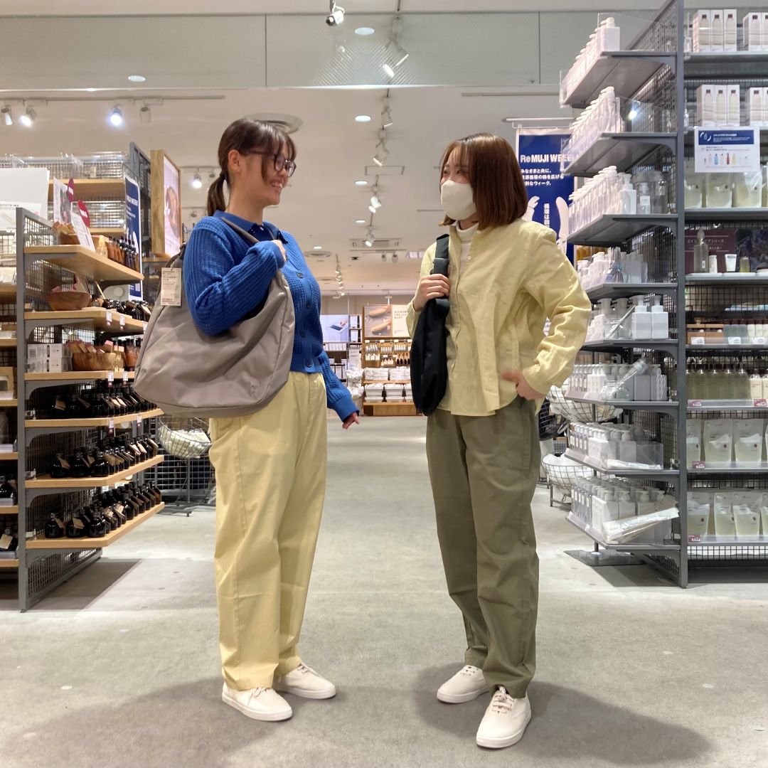 【イオンスタイル河辺】イージーテーパードパンツを履いたスタッフ２人の画像