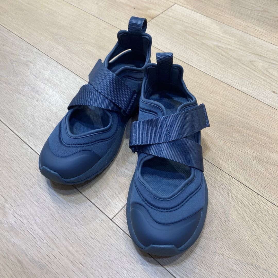 【イオンスタイル河辺】スニーカーサンダルのミディアムグレーの写真