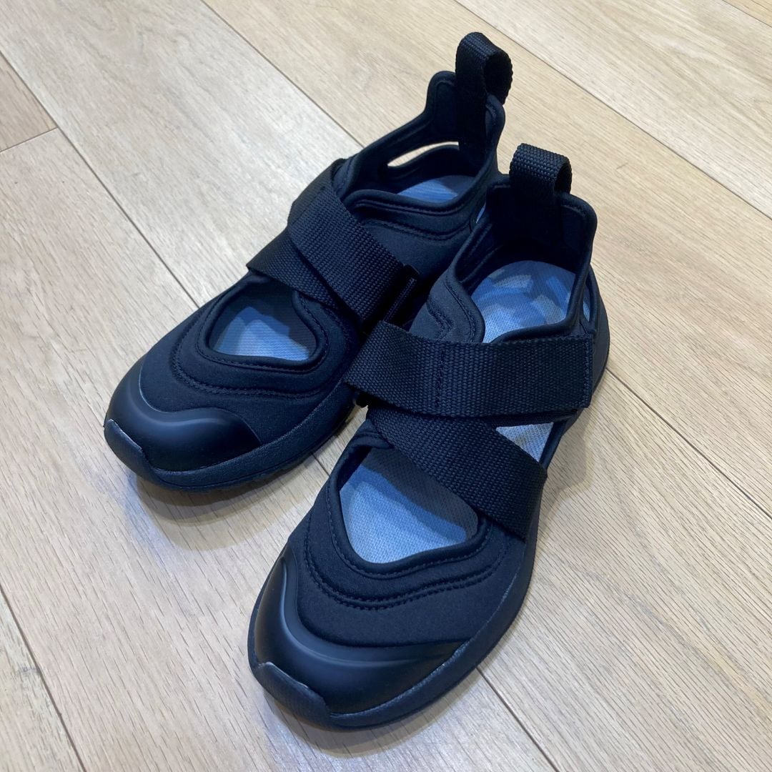 【イオンスタイル河辺】スニーカーサンダルの黒の写真