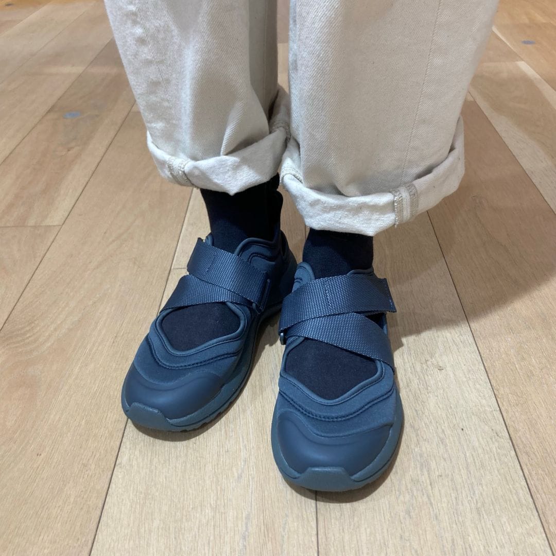 【イオンスタイル河辺】スニーカーサンダルを履いたスタッフの足元の正面の写真