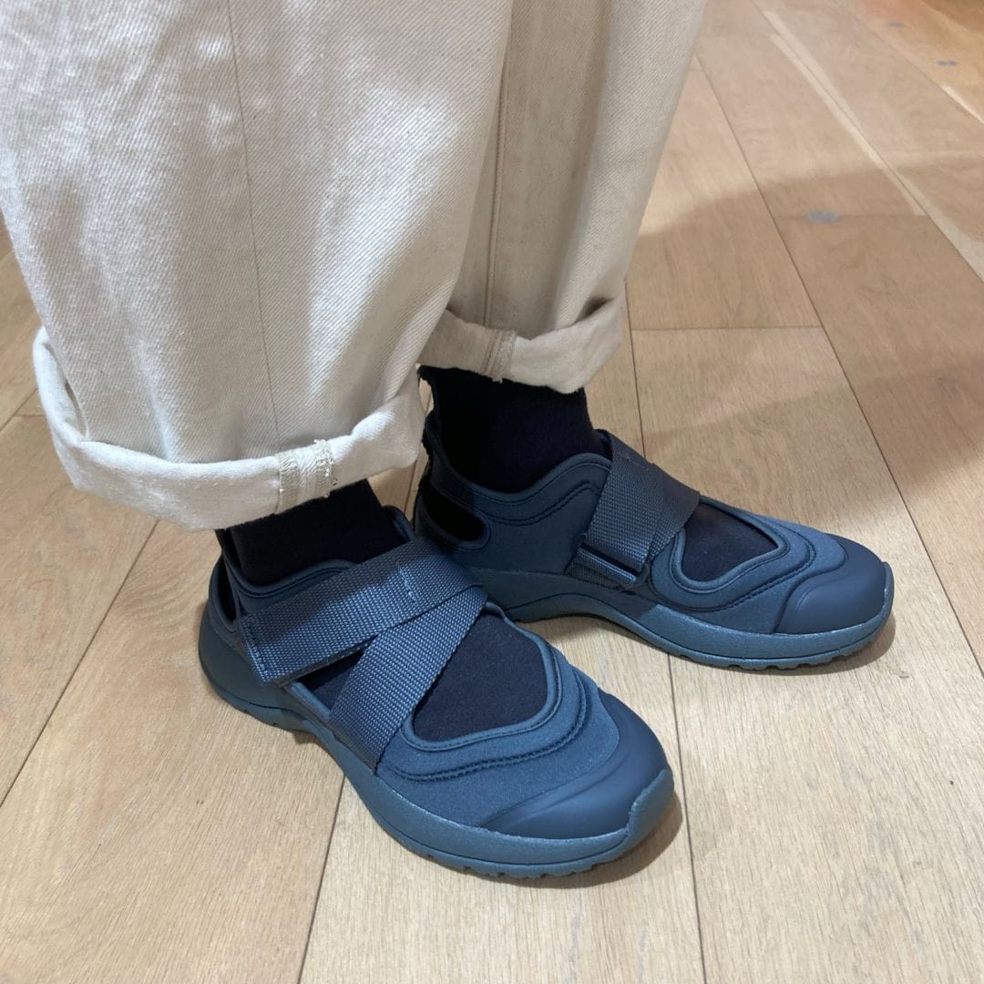 【イオンスタイル河辺】スニーカーサンダルを履いたスタッフの横の写真