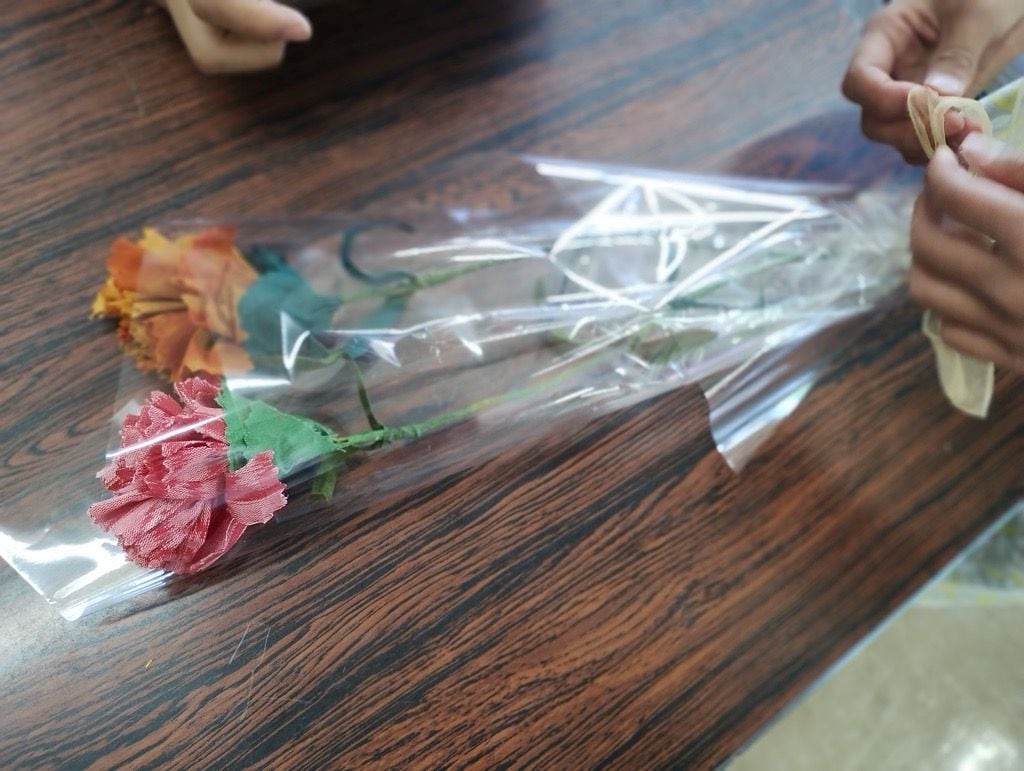 【イオンスタイル河辺】母の日ワークショップのカーネーションをラッピングした画像