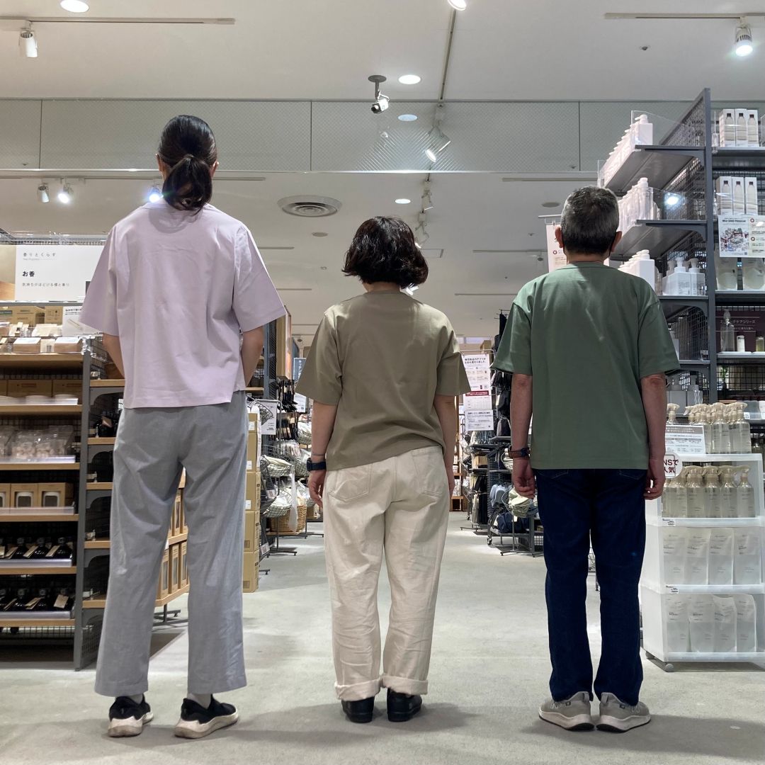 【イオンスタイル河辺】涼感Tシャツを着たスタッフ三人の後ろ向きの写真