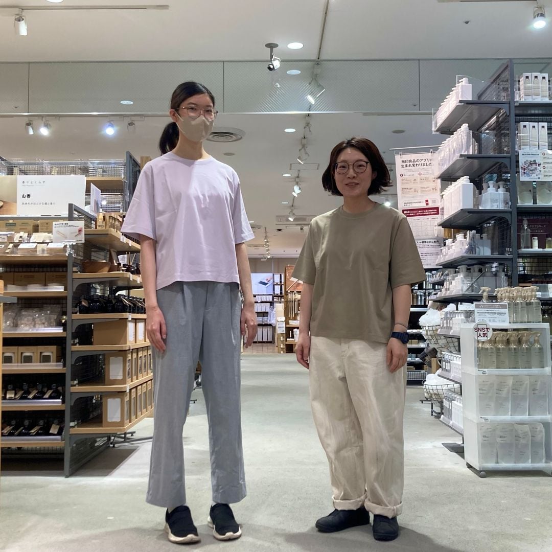 【イオンスタイル河辺】涼感Tシャツを着たスタッフ二人の写真