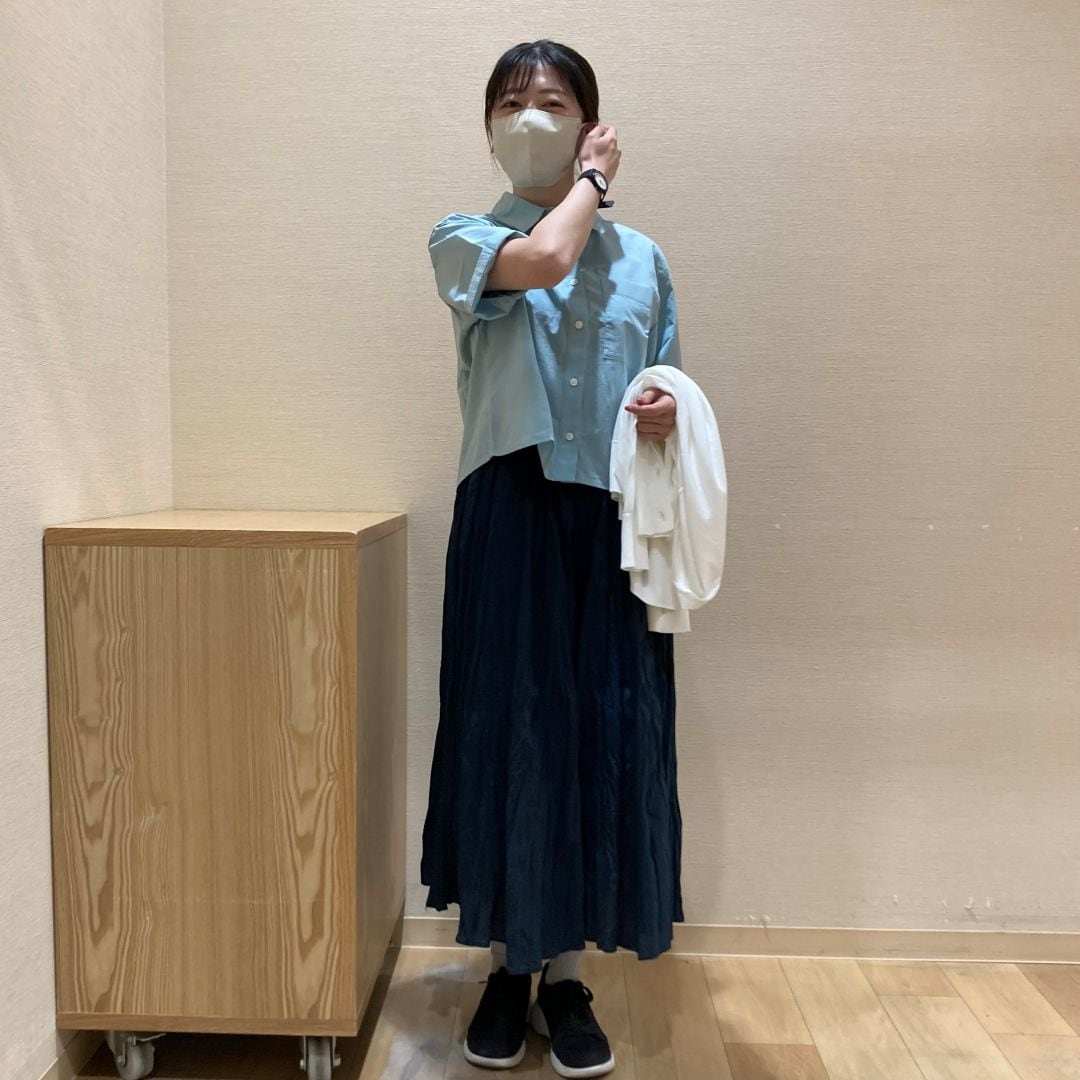 【イオンスタイル河辺】涼感半袖シャツと楊柳イージースカートパンツを着たスタッフ正面の写真