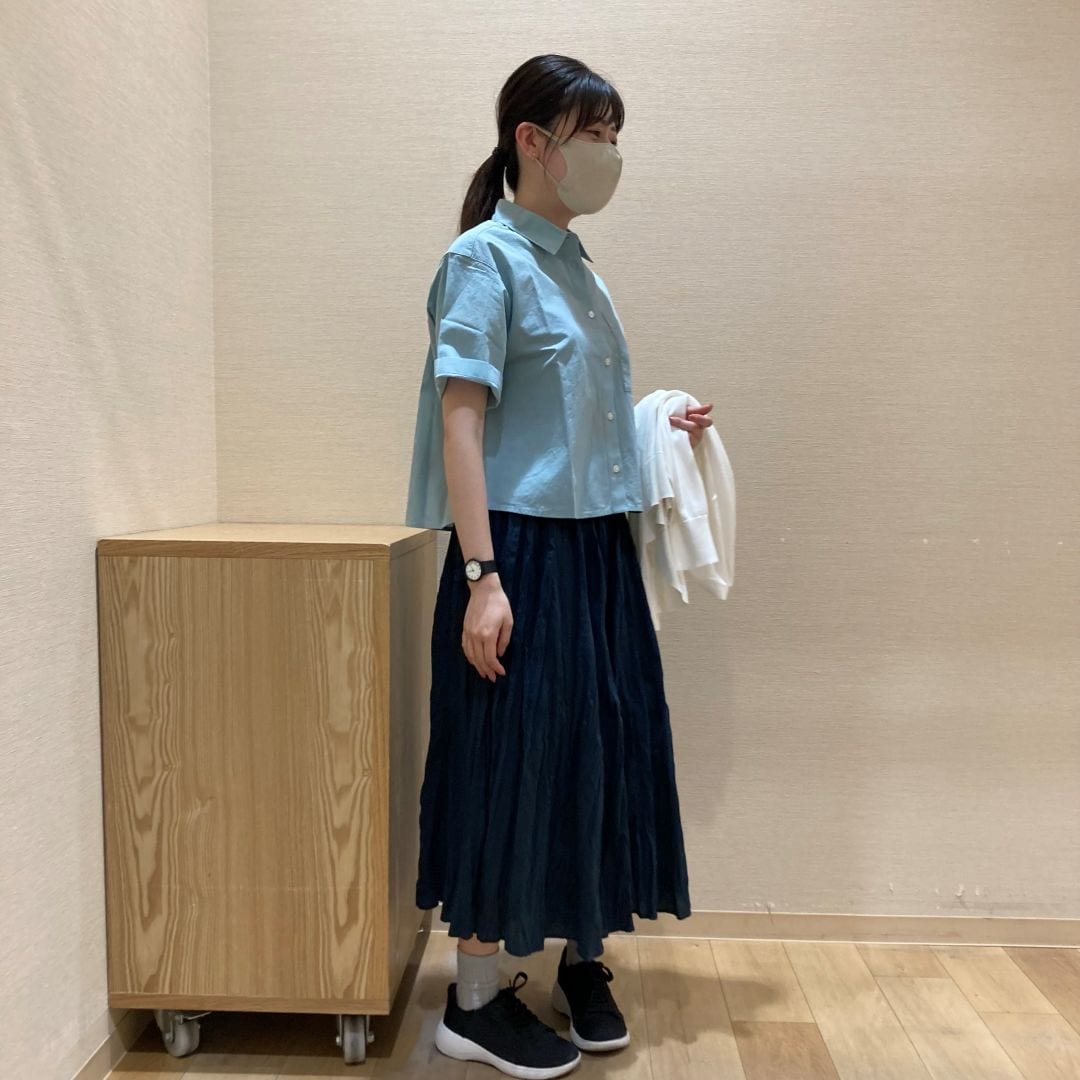 【イオンスタイル河辺】涼感半袖シャツと楊柳イージースカートパンツを着たスタッフ右向きの写真